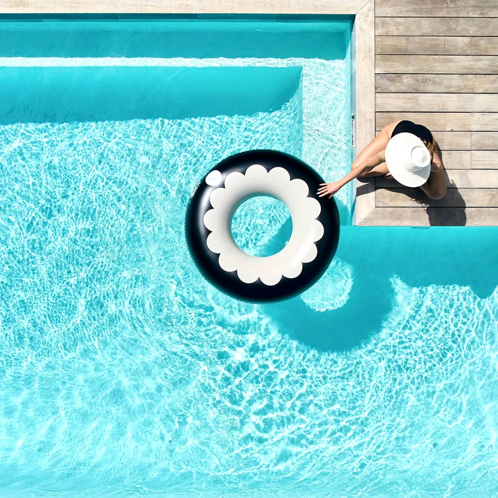 &Sunday Oversized Pool Tube - SCALLOP Black