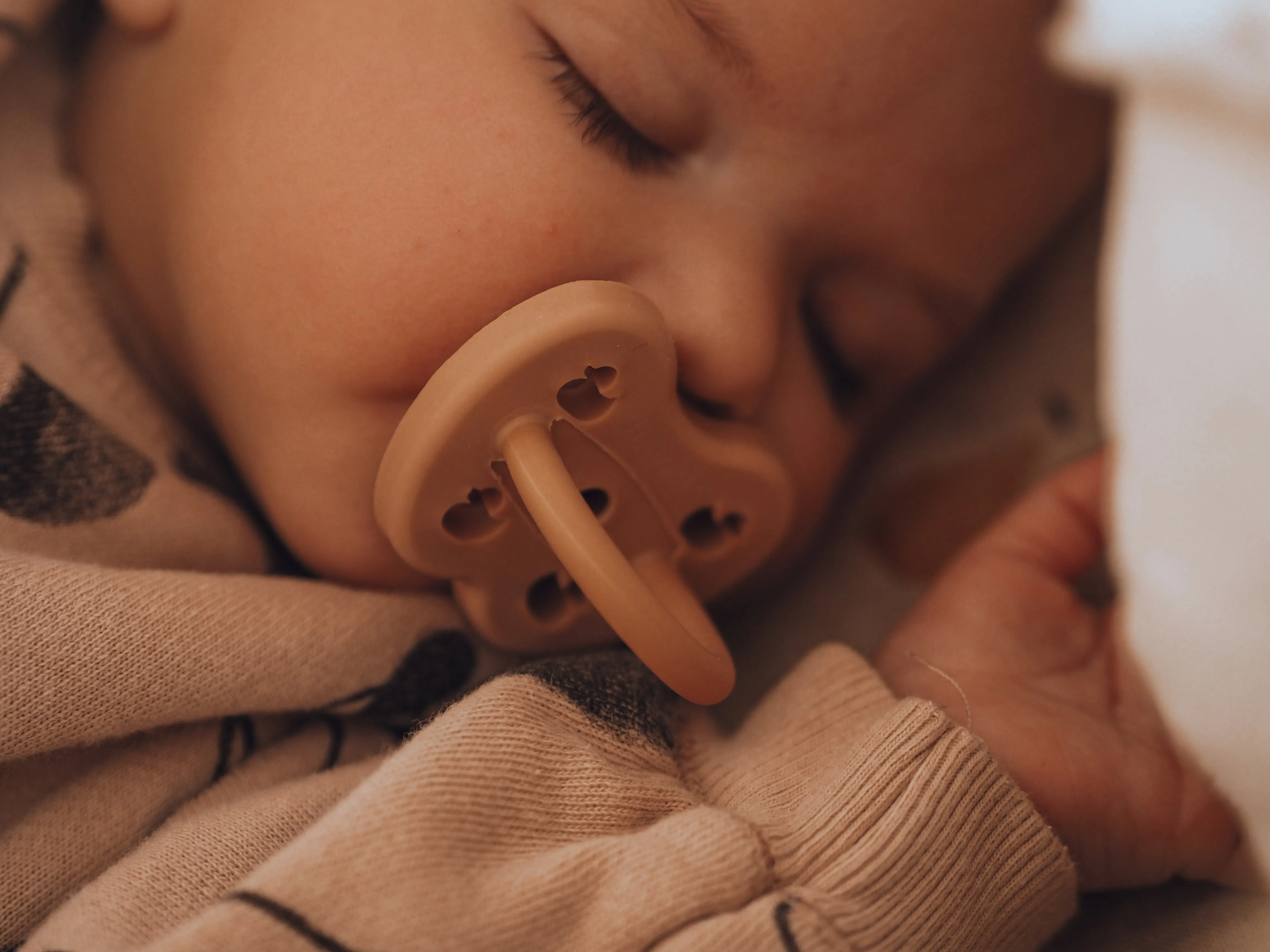 Hevea Pacifier 2-pack Orthodontic | Sandy Nude & Tan Beige 3-36 months BOX