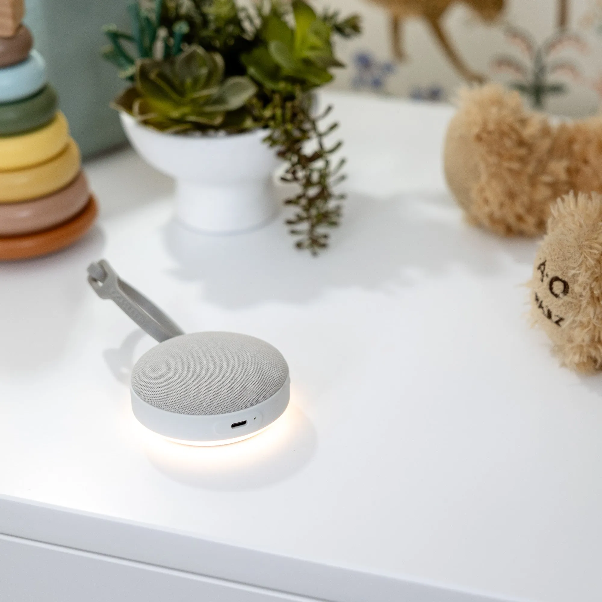 Yogasleep Hushh 2 Sound Machine   Night Light